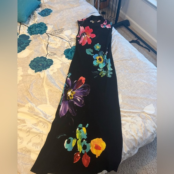 Desigual Floral ribbed midi dress
First picture of Bella Hadid wearing dress. - Picture 10 of 10